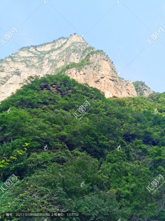 蓝天高山绿树