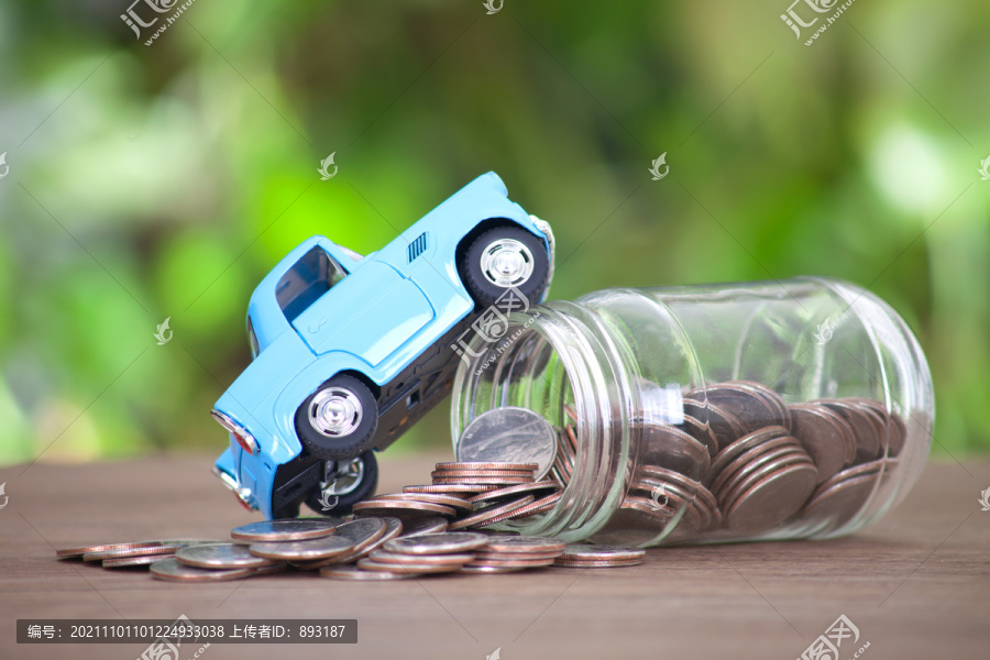 汽车爬在一个倾倒的玻璃存钱罐上