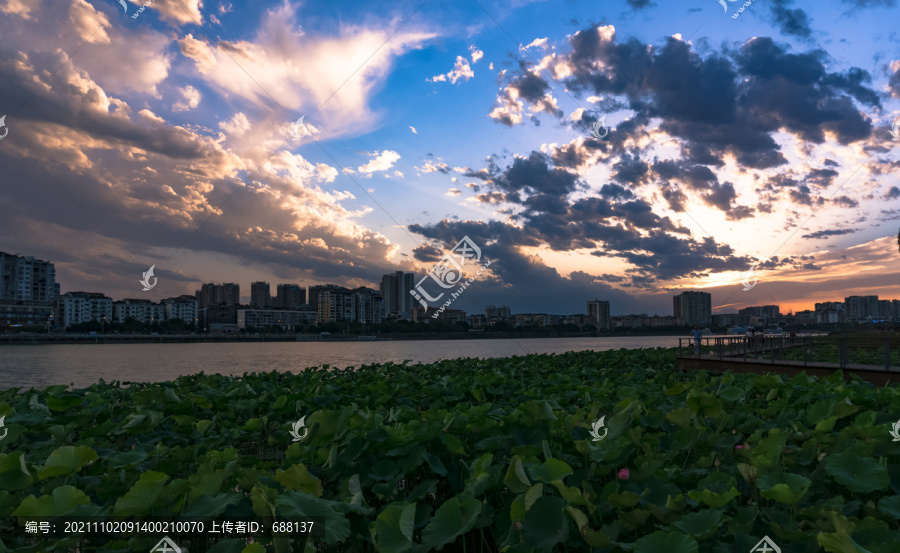 现代都市黄昏晚霞遂宁圣莲岛