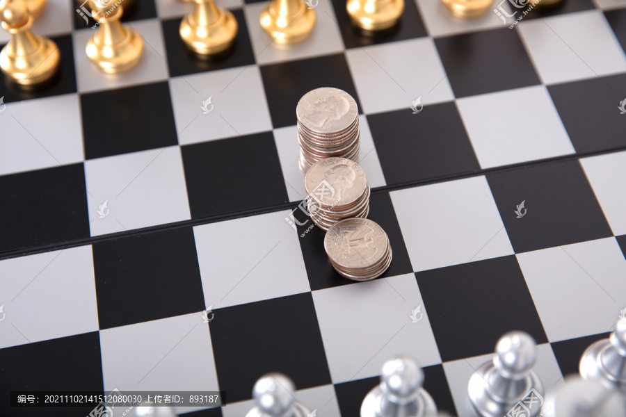 国际象棋及棋盘中央一排美元硬币