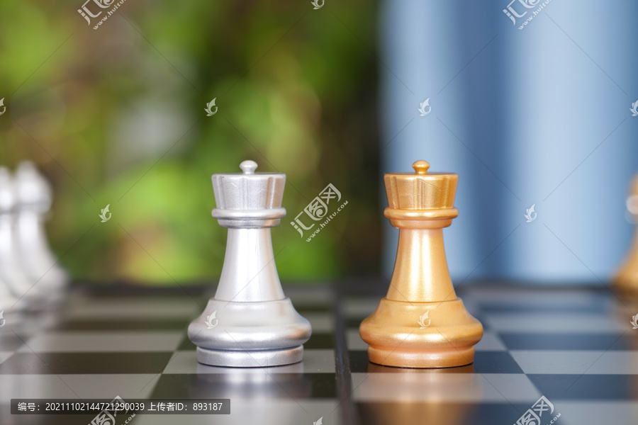 国际象棋棋盘上正在对峙的車棋子