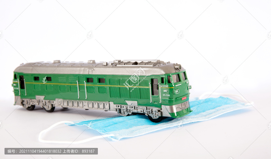 一辆绿皮火车和一个一次性口罩