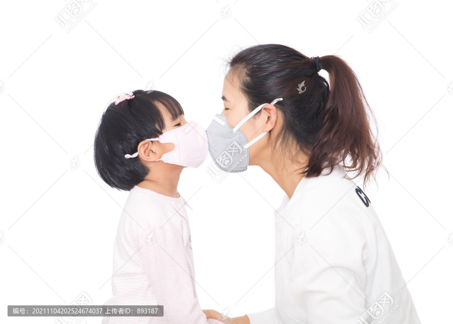 戴口罩的妈妈和戴口罩的女儿接吻