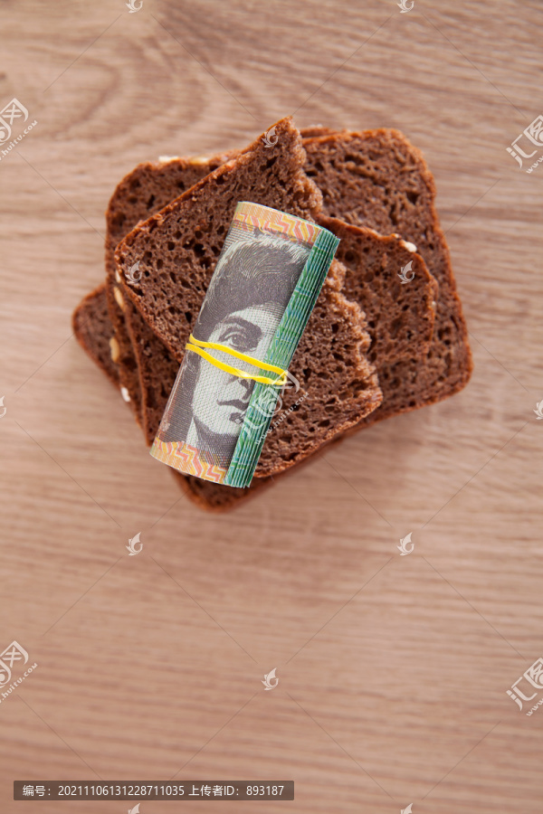 一卷澳元钞票和黑面包