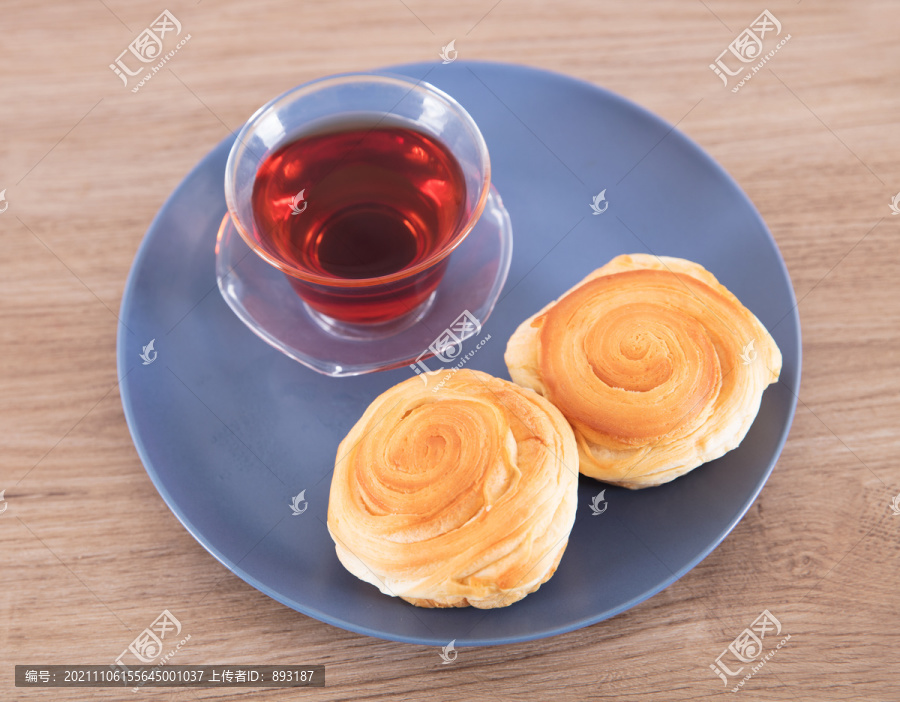 蓝色盘子里的红茶和小面包