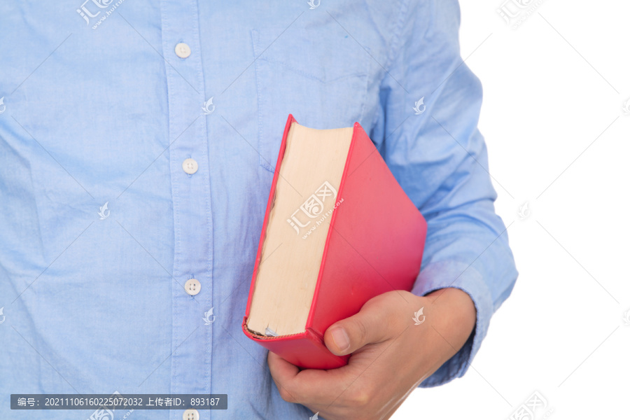 蓝色衬衣男士手拿一本书