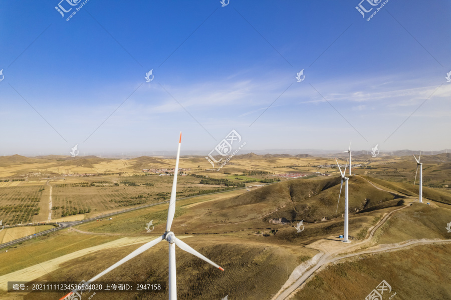 草原上矗立的新能源风力发电的风
