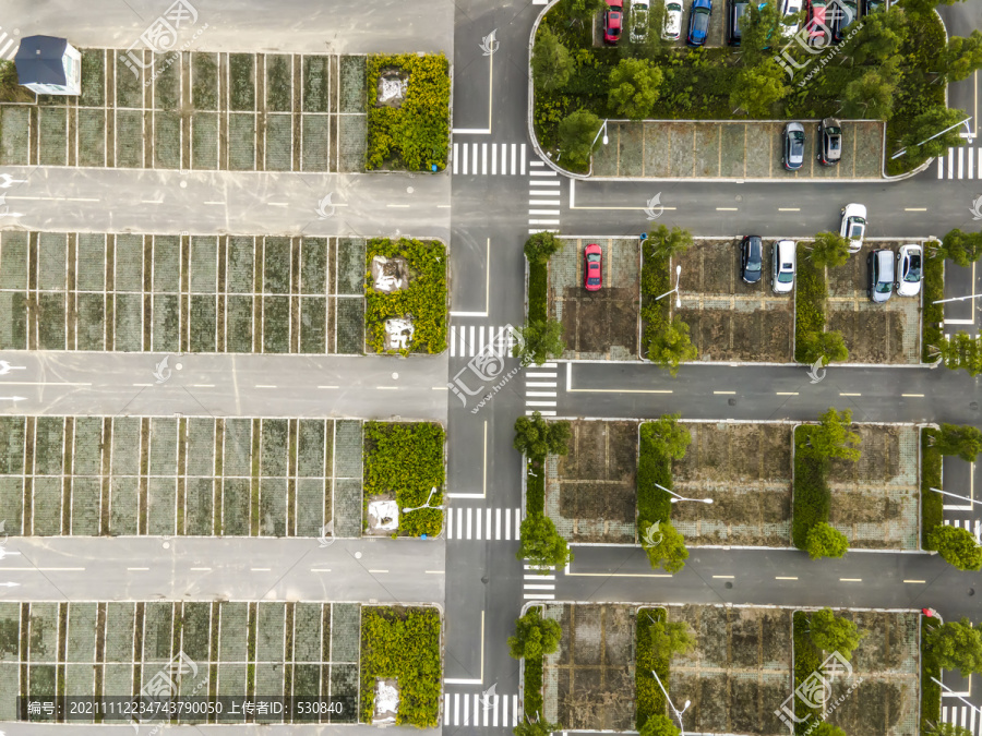 航拍城市露天停车场