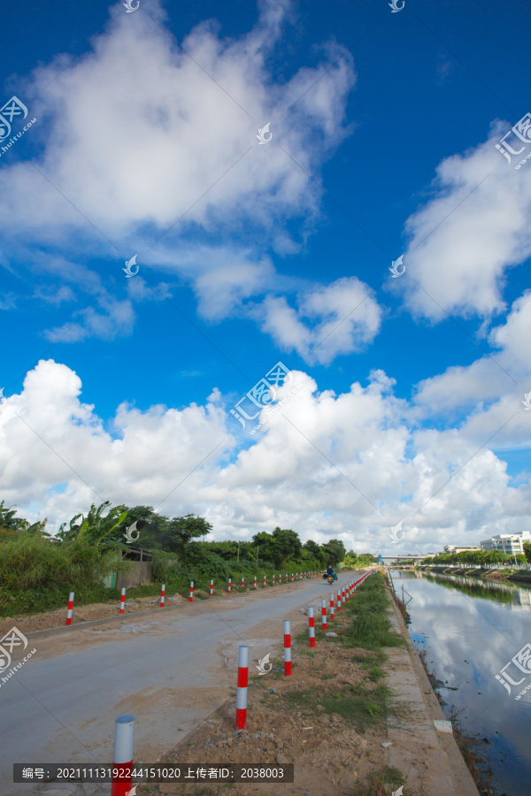 乡村风光小路河流蓝天白云