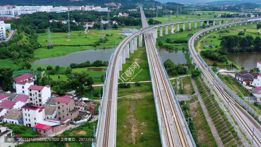 航拍横跨在农田上的铁路大桥