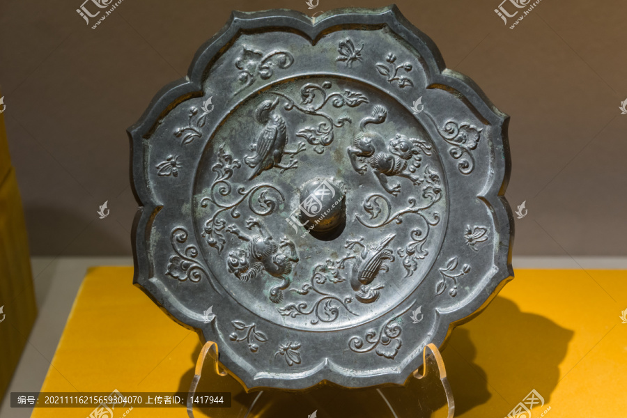 唐代鹦鹉狻猊纹菱花形青铜镜
