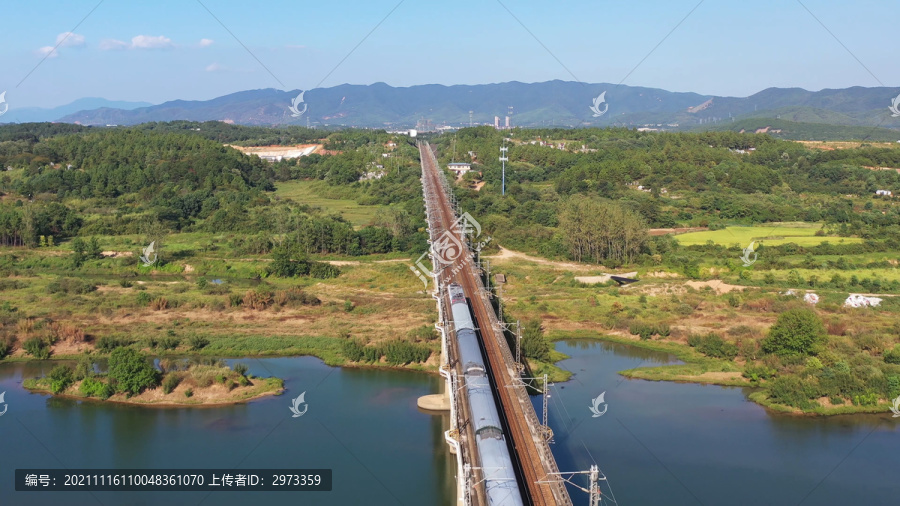 实拍正在行驶的火车