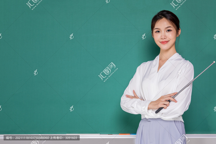 正在上课的亚洲年轻女教师
