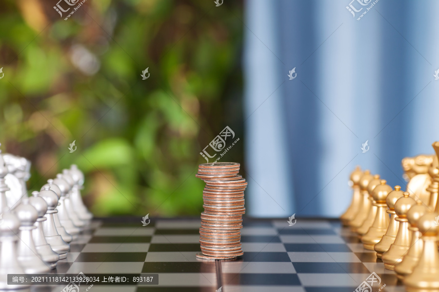 双方棋子和中间一摞美元硬币