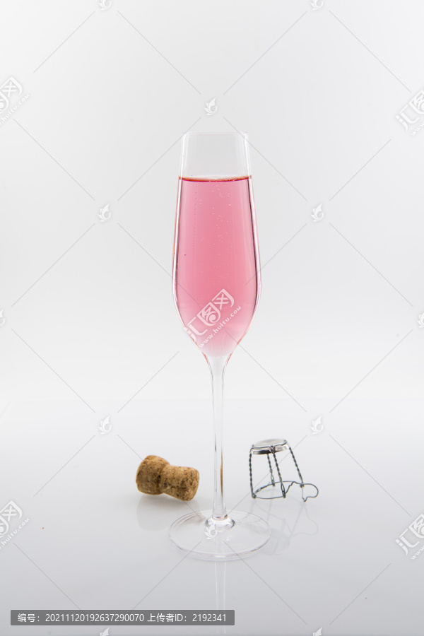 一杯粉红色水蜜桃味香槟酒