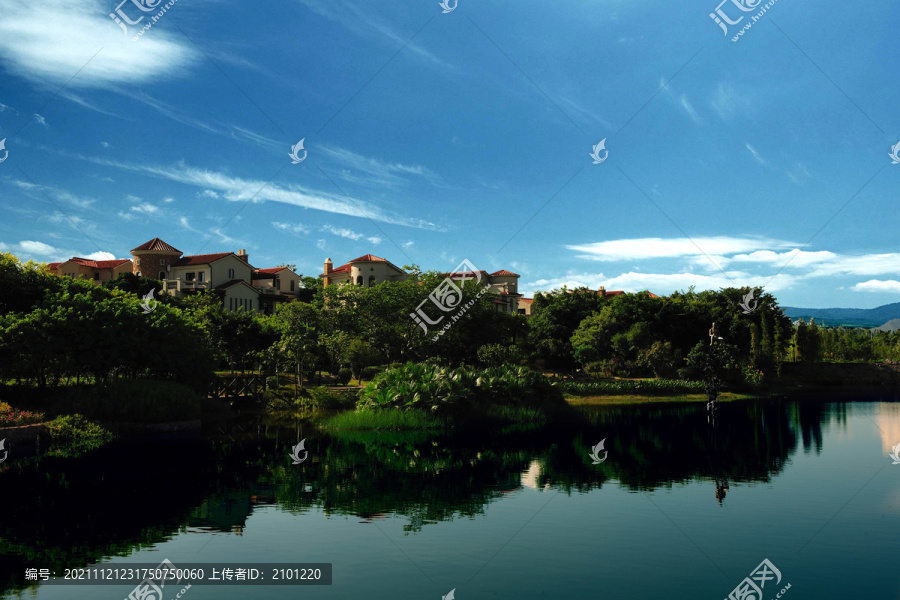 蓝天湖岸