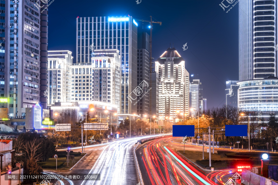 金融区道路交通车流光影轨迹夜景