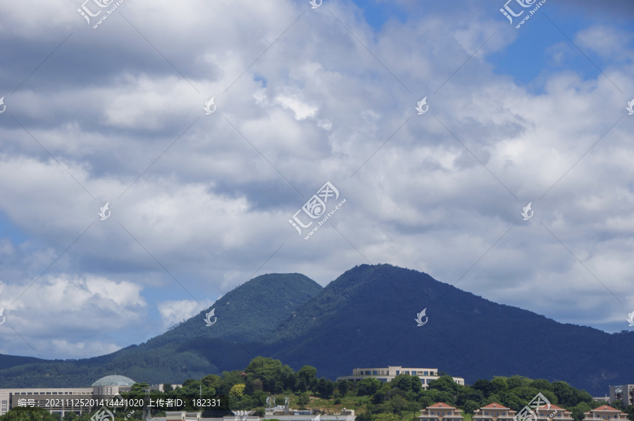 天空下的山峰