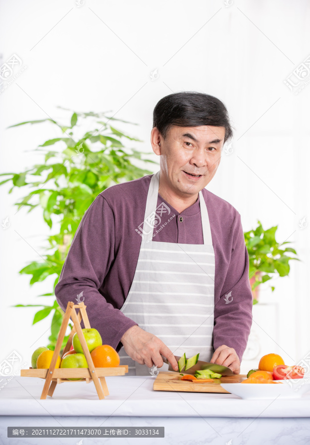 老年男性在厨房切菜