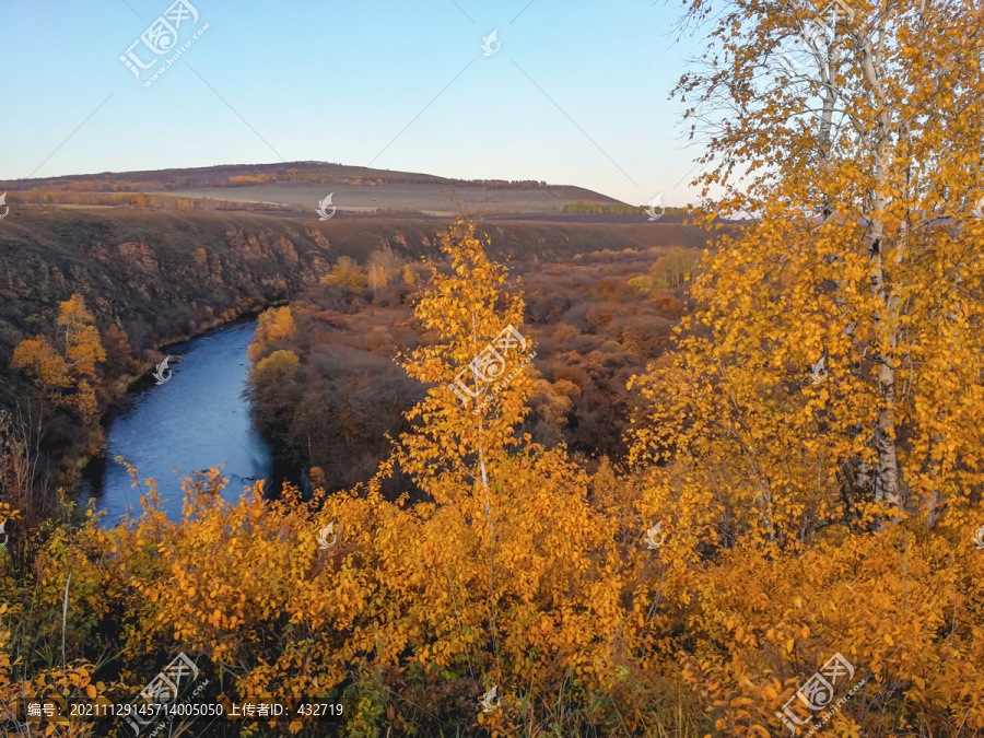 秋季森林峡谷河流
