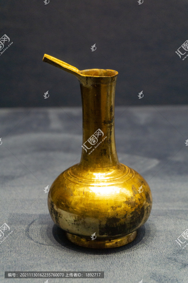 北齐鎏金带流铜瓶