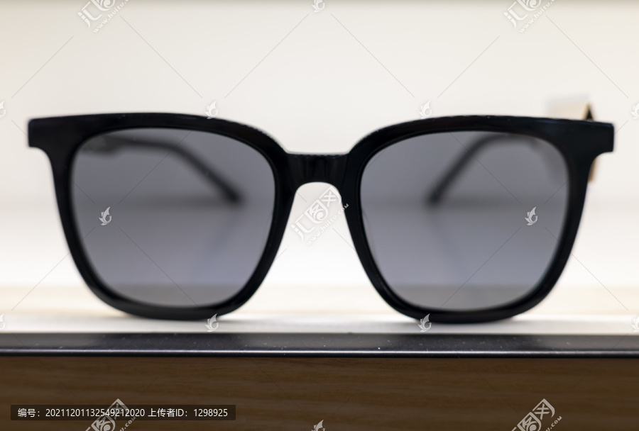 橱窗眼镜