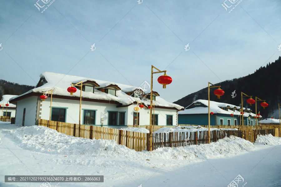 冬天雪乡有红灯笼装饰的乡村小屋