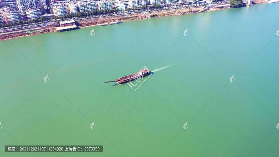 一艘船舶在赣江江面上缓慢行驶