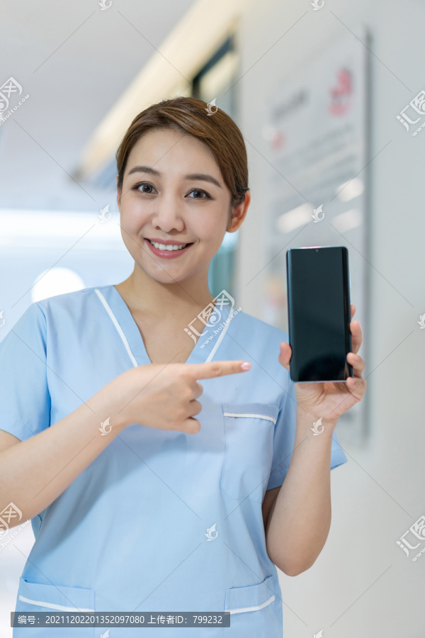 年轻女护士展示手机