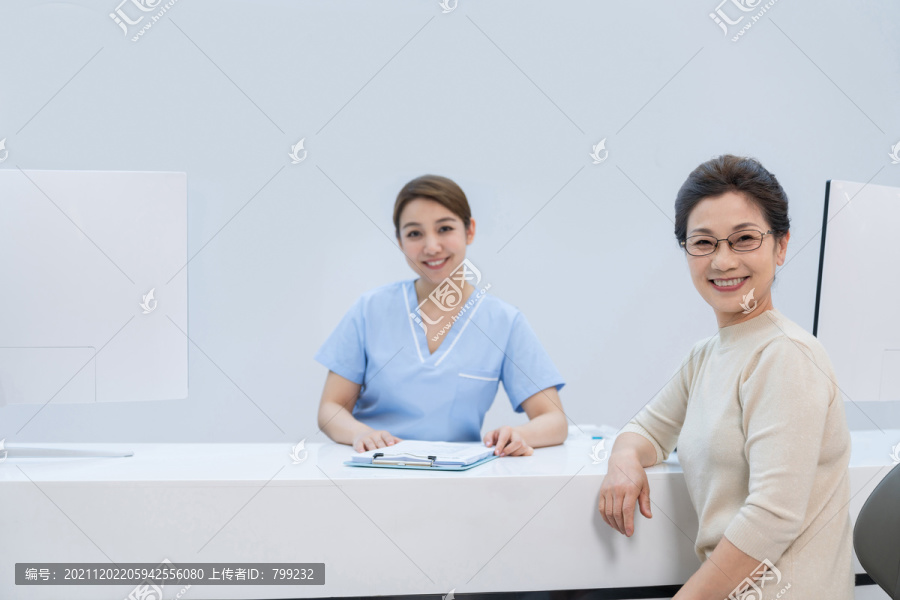 护士和患者在牙科诊所