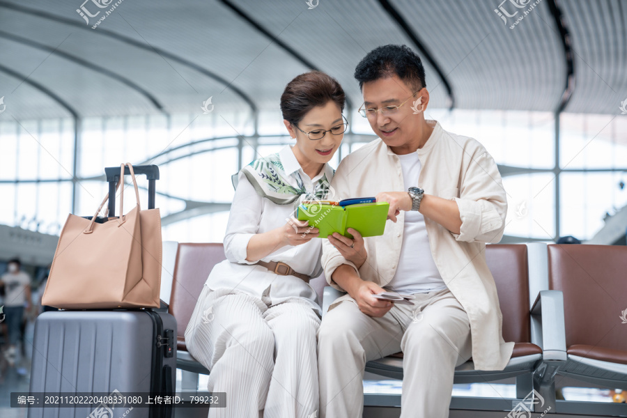 快乐的老年夫妇在机场
