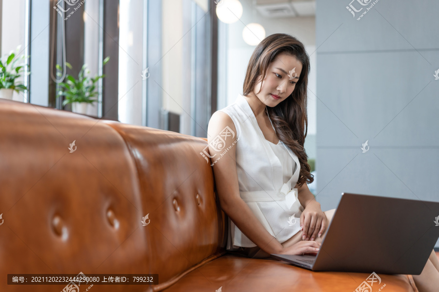 年轻女子使用电脑
