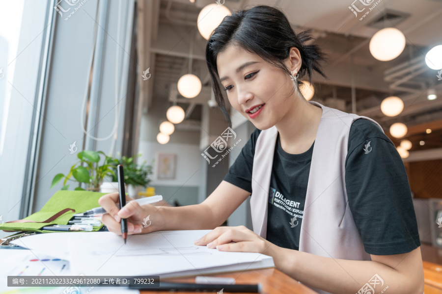 年轻女子设计线稿