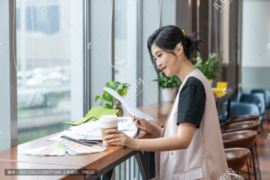 年轻女子设计线稿