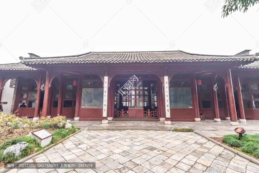 中国江苏扬州何园的楠木厅煦春堂