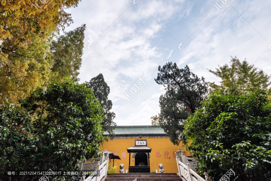 秋天扬州瘦西湖风景区的法海寺