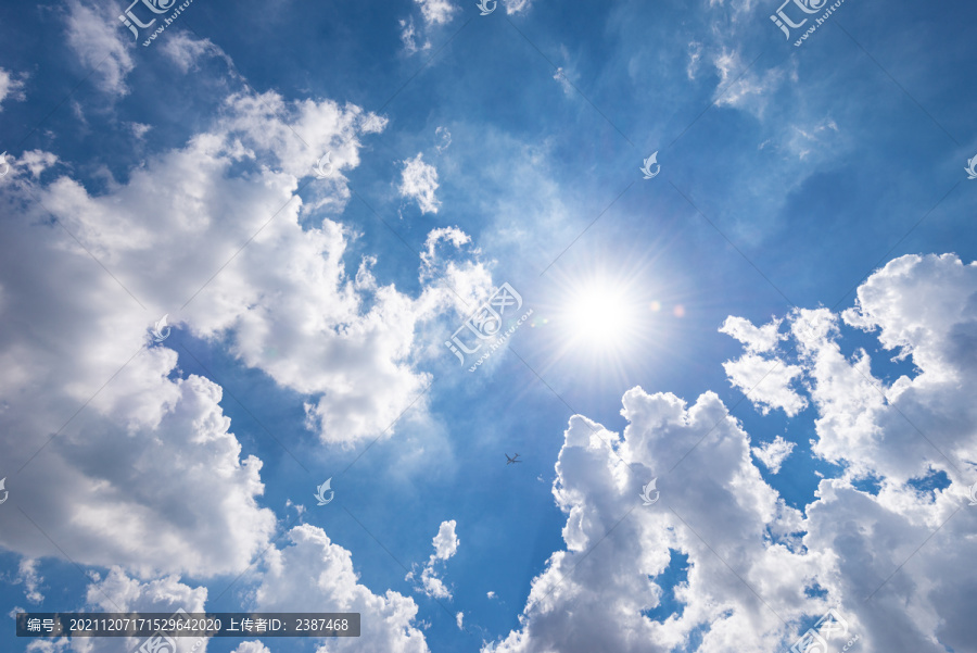 蓝天白云太阳天空与飞机