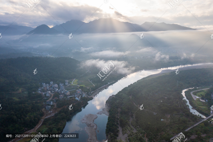 航拍浙江温州永嘉楠溪江晨雾光芒