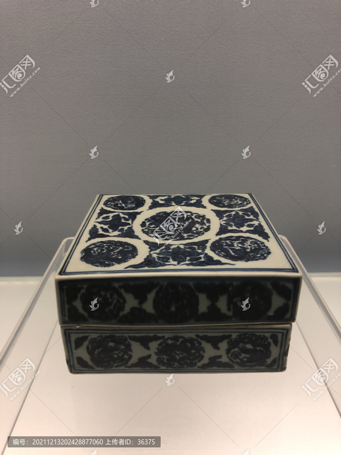 景德镇窑青花团龙纹方形盖盒