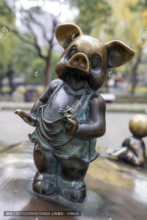 可爱小猪雕塑