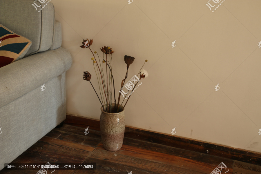 沙发角落里的装饰干花