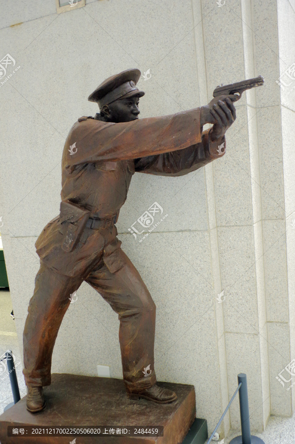 士兵手枪射击雕塑