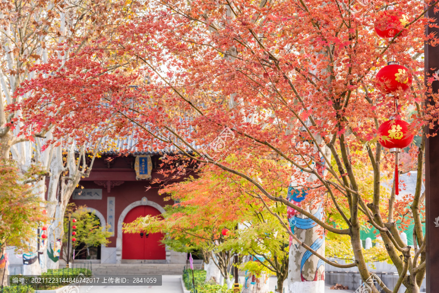 秋天中国南京栖霞山的栖霞寺