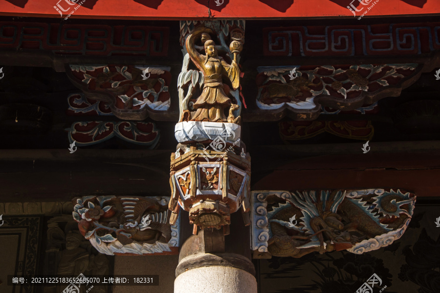 中式传统古建筑木雕装饰