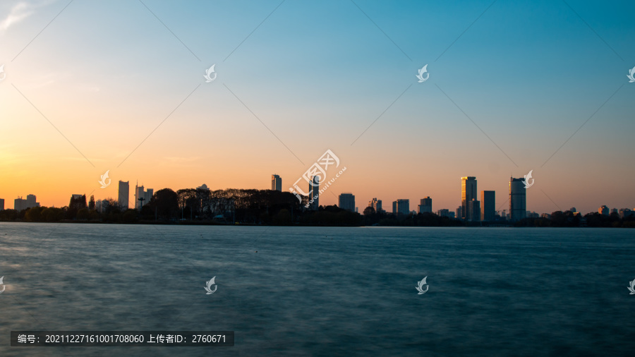 落日下的南京玄武湖景色