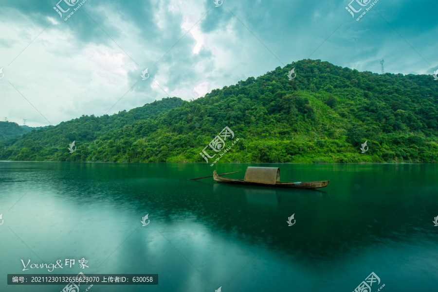 雨中小东江