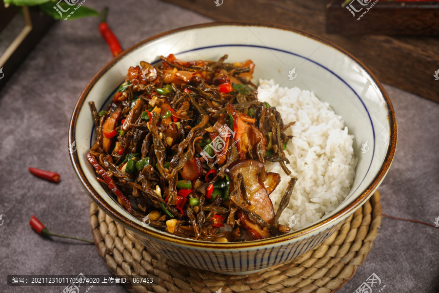 卜豆角炒腊肉盖码饭