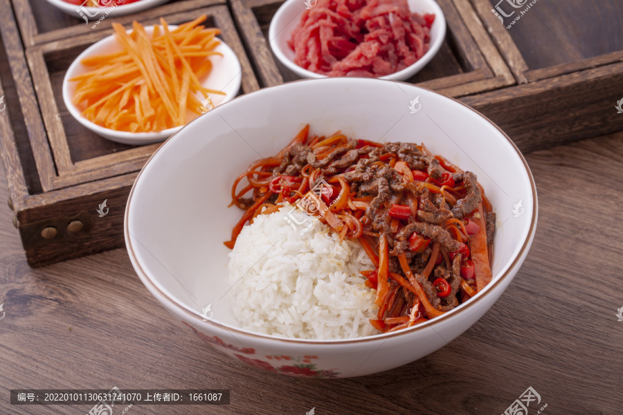 胡萝卜炒牛肉盖码饭