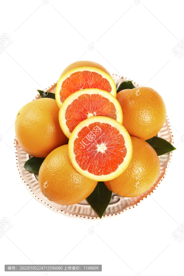 一盘血橙摆放在白底上