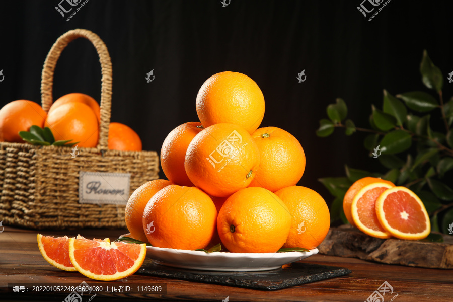 黑石板上放着一盘新鲜血橙